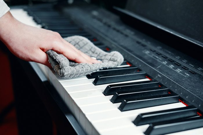 White vinegar uses clean piano