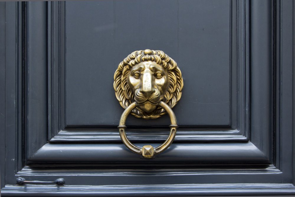 Door handle Lion with ring in mouth