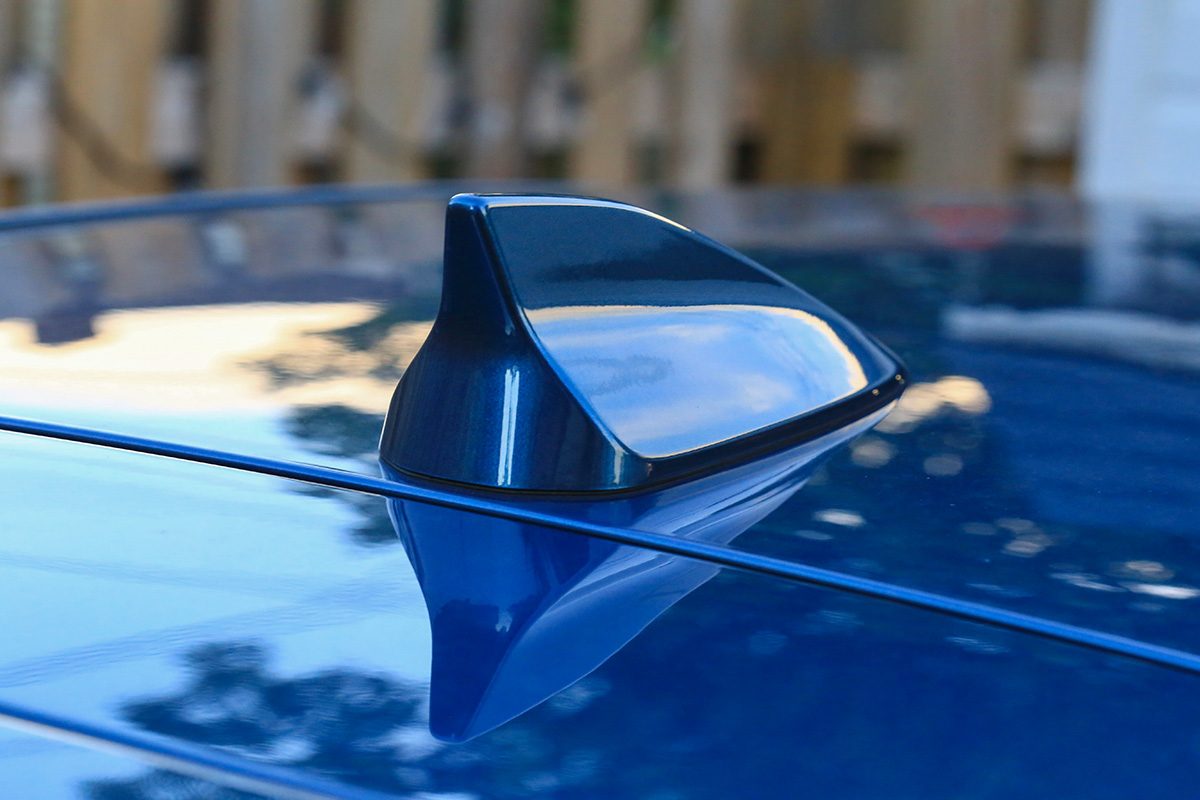 Shark fin styled vehicle antenna